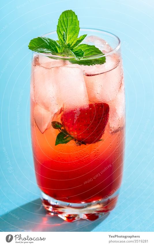 Erdbeergetränk. Ein Glas Erdbeerlimonade. Sommer-Cocktail Getränk blau hell Erfrischungsgetränk farbenfroh lecker Entzug Diät trinken Flüssigkeiten Frische