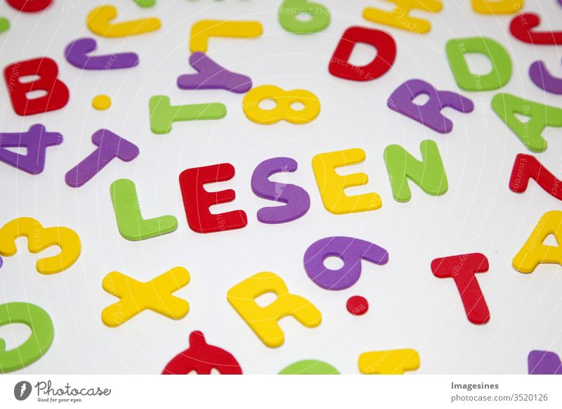 das Wort LESEN, Muster mit Buchstaben des Alphabets und Zahlen in zufälliger Reihenfolge auf weißem Hintergrund. Bildung und Schulanfang Konzept abc abstrakt