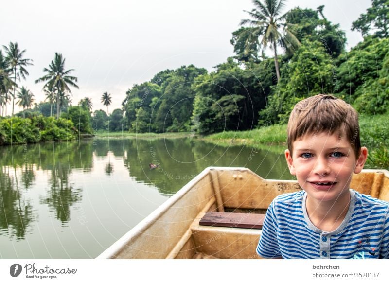 entdecker Landschaft Wildnis exotisch Natur traumhaft wunderschön beeindruckend Kind entdecken Ruderboot Boot Fluss Pflanzen forschen Junge Sohn Borneo Malaysia