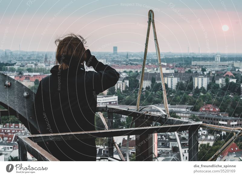 Mit Blick über Berlin Ausblick Gasometer Sonnenuntergang Dämmerung Person Himmel Außenaufnahme Hauptstadt Panorama (Aussicht) Skyline Stadtzentrum