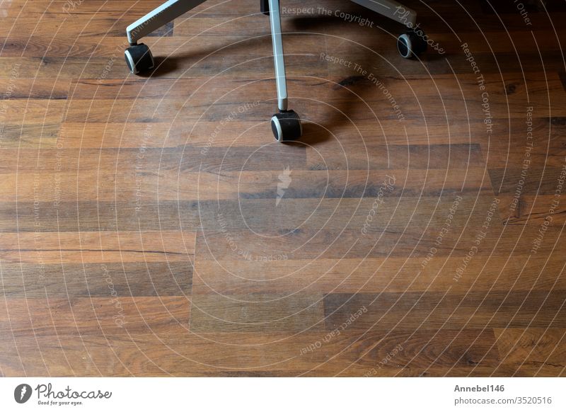 Beschädigter Laminatfußboden durch Bürostuhlrollen in einem Haus, braucht Schutz Alterung Schaden Bodenbelag kaschieren Holz schäbig Hartholz Schwüle