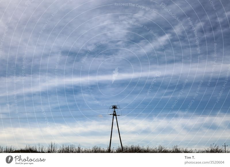 Land Himmel Strommast Elektrizität Landschaft Energiewirtschaft blau Leitung Kabel Wolken Feld Sommer