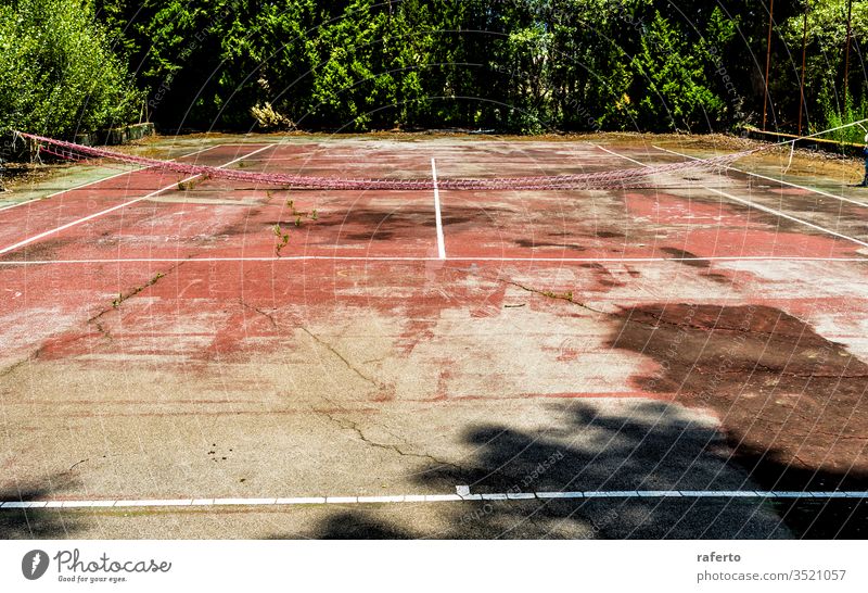 Grunge verlassener Tennisplatz Gericht Feld Sport Verlassen Spiel Freizeit niemand alt Ansicht Hintergrund grün Netz Wildpflanze Gras Baum Vegetation leer