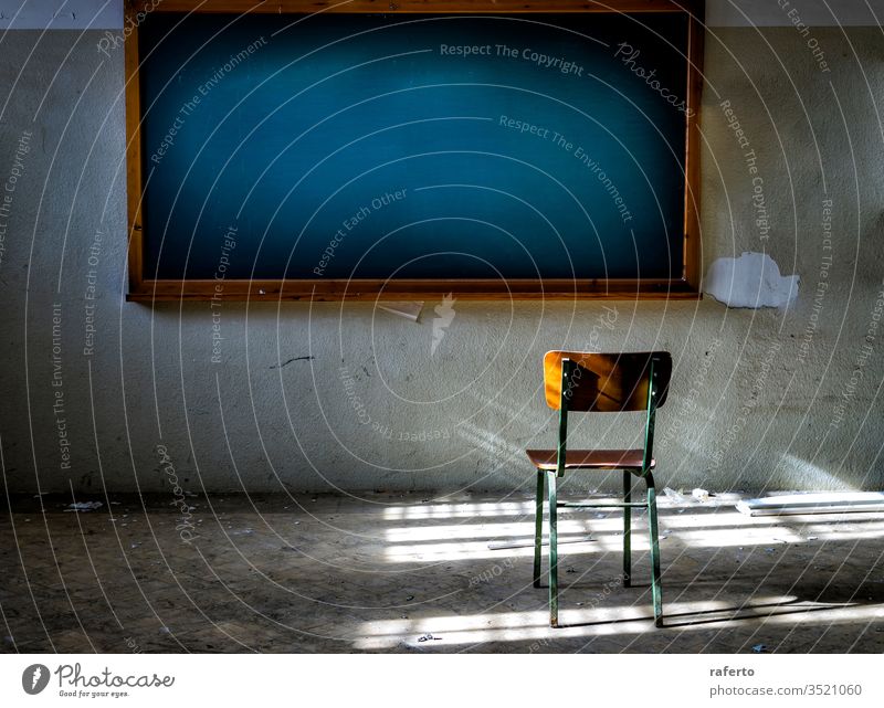 Verlassenes Klassenzimmer mit Stuhl vor der Vintage-Tafel blanko aussetzen Holzplatte Büro Grunge Innenbereich Klassenraum aufgeschlüsselt alt verfallen