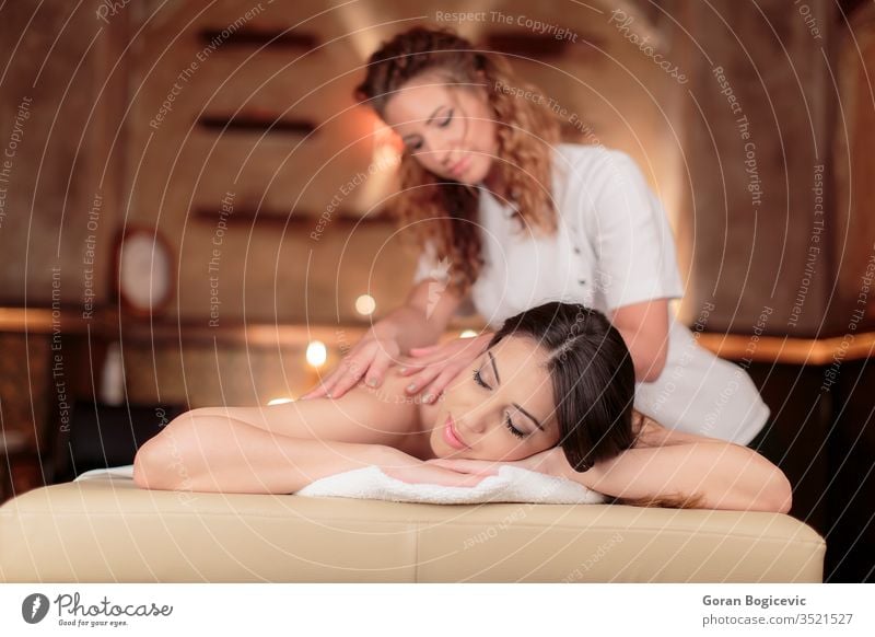 Massage Schönheit Pflege Gesundheit Mädchen Frau Sauberkeit Person Kaukasier Lifestyle Körper eine Resort hübsch jung Erwachsener im Innenbereich Spa Handtuch