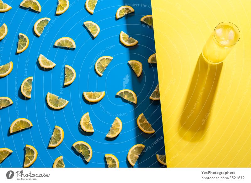Glas Limonade und Zitronenscheibenmuster. Kaltes Sommergetränk ausgerichtet Getränk zweifarbig blau Zitrusfrüchte Cocktail Erfrischungsgetränk farbenfroh