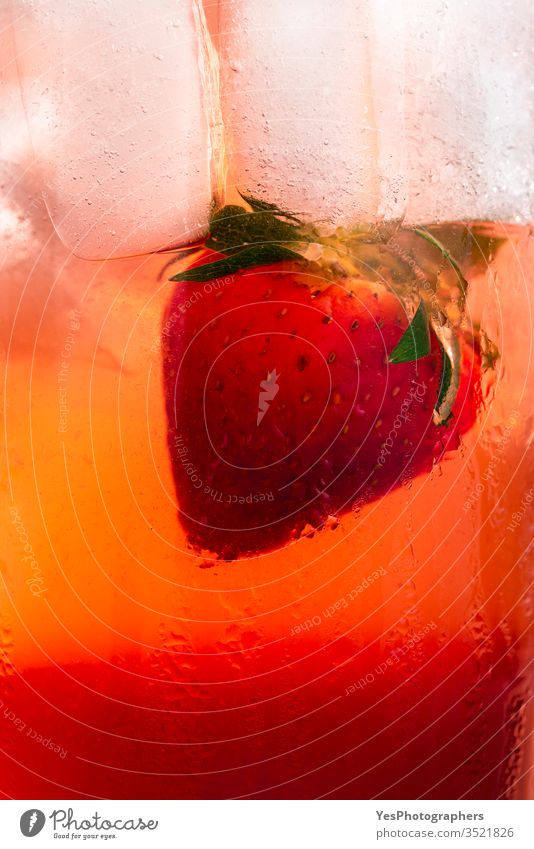 Erdbeergetränk in Nahaufnahme. Süßer fruchtiger Cocktail Hintergrund Getränk Erfrischungsgetränk farbenfroh lecker Entzug Diät trinken Flüssigkeiten Frische
