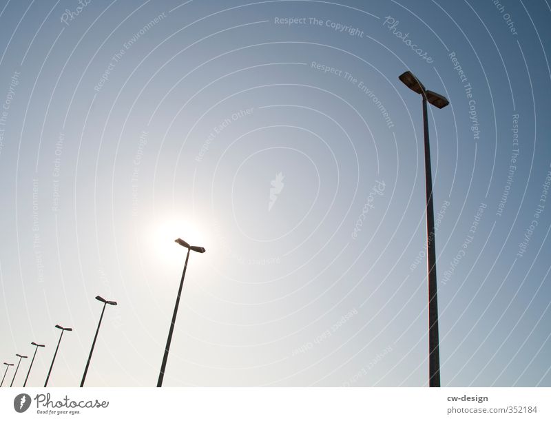 HEUTE: Tag für die Erhaltung der Ozonschicht Himmel nur Himmel Wolkenloser Himmel Sommer Schönes Wetter stehen Straßenbeleuchtung Licht Lichtpunkt Farbfoto