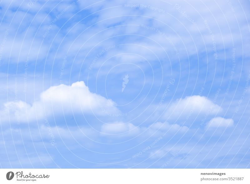 Niedrigwinkelansicht von Wolken am blauen Himmel Natur Hintergrund Licht weiß schön Cloud Wetter Sommer Farbe hell Tag Air hoch Schönheit Wolkenlandschaft