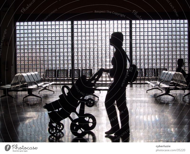 Airport Faro Part II Frau Kinderwagen Stuhl Silhouette Glas Flughafen
