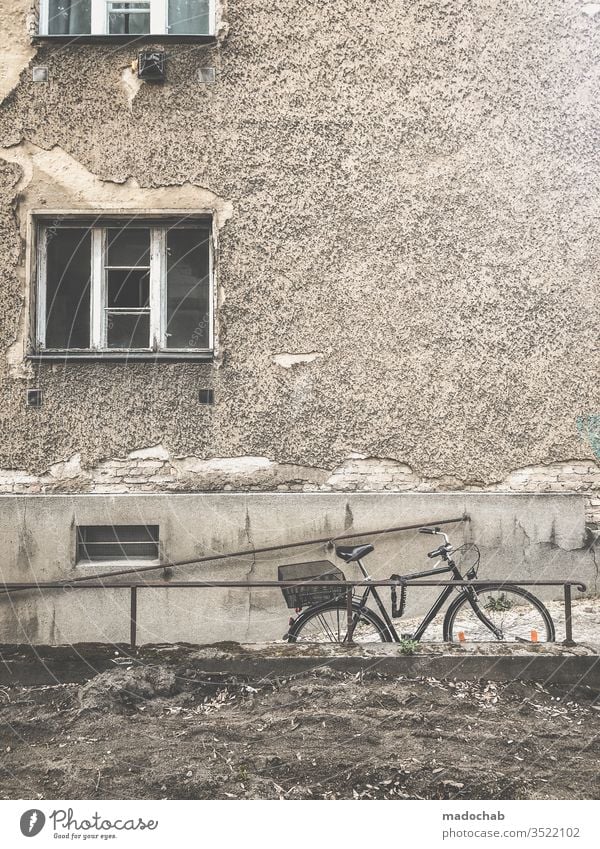 Anlagevermögen Wohnen Leben trist kaputt zerstört trash Berlin Immobilie Wohnung Haus Häusliches Leben Architektur Gebäude wohnen Bauwerk Miete dreckig