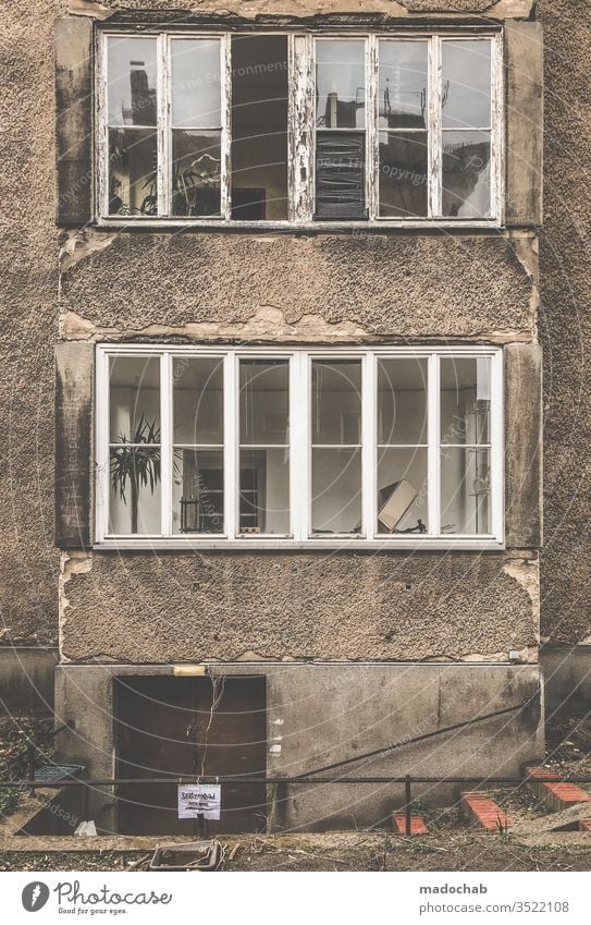 Schöner wohnen Gebäude Armut Verfall trashig Menschenleer kaputt alt Fassade Gedeckte Farben Zerstörung Vergänglichkeit dreckig Ruine trist Fenster Haus