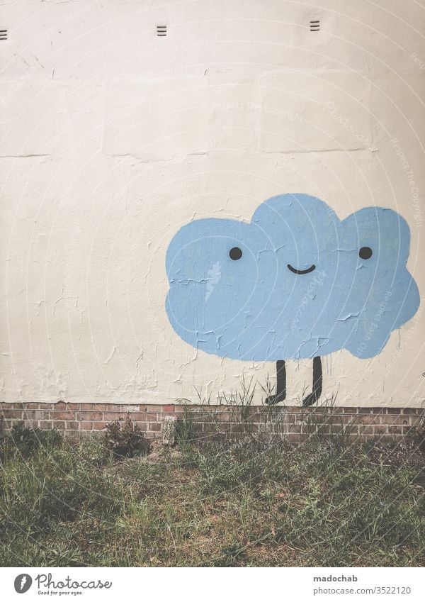 Lächelnde Wolke Graffiti Kunst Zeichnung Wand urban lächeln freundlich Wetter Außenaufnahme Straßenkunst Menschenleer Farbfoto Mauer Fassade Zeichen