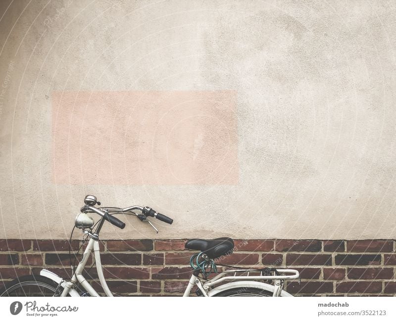 Dezentes, hautfarbenes Rechteck stiehlt dem Fahrrad die Show Stadt urban Wand Fassade trash Architektur Mauer Gebäude Farbfoto Menschenleer Außenaufnahme trist