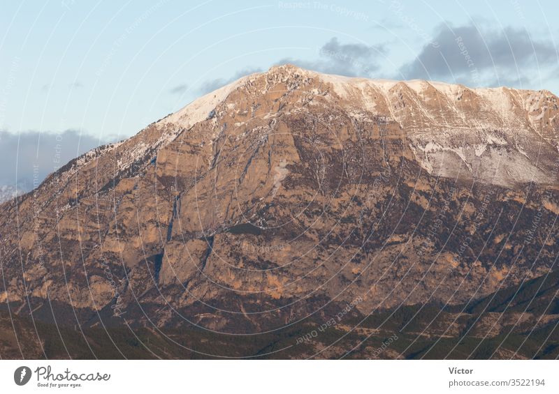 Berg. Nationalpark Ordesa y Monte Perdido. Pyrenäen. Huesca. Aragonien. Spanien. aragonisch Klippe Klippen Farbe Farben Felsspitze Felswände hoch Landschaft