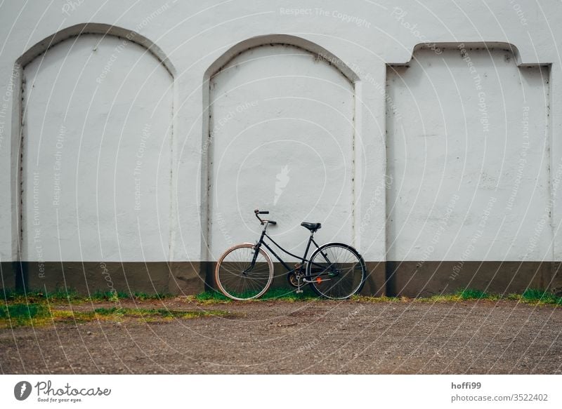 altes Fahrrad an der Wand altes fahrrad Abstellen von Fahrrädern abstellen parken Mauer Verkehr Fahrradfahren Verkehrsmittel Verkehrswege Straßenverkehr