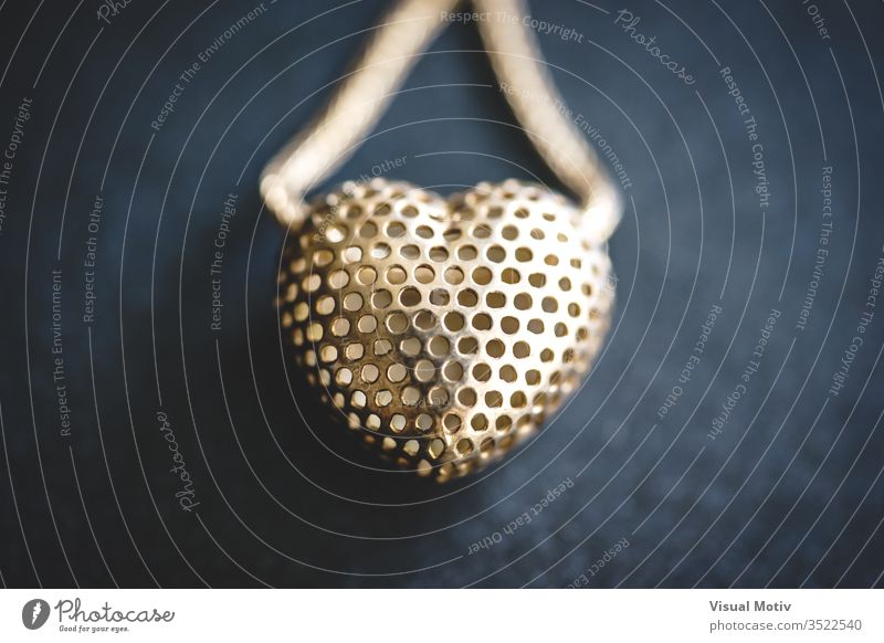 Metallgeflecht-Herz in einer Halskette Accessoire Kunst Kunst und Handwerk Kunstwerk schön abschließen Nahaufnahme Dekoration & Verzierung Design Eleganz Mode