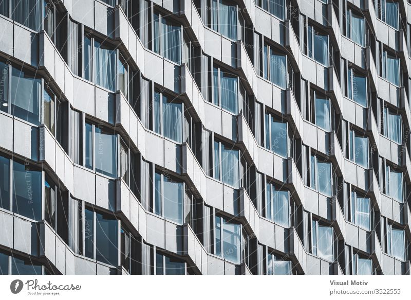 Unregelmäßige Fassade eines städtischen Gebäudes, die ein Muster erzeugt Fenster Architektur architektonisch urban Metropolitan konstruiert Struktur geometrisch