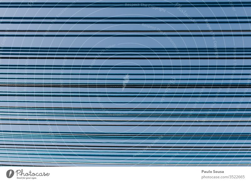 Niedrigwinkelansicht der Schattenstruktur bei klarem blauen Himmel Strukturen & Formen Linie Linien Muster Wand Fassade Außenaufnahme Farbfoto abstrakt Streifen