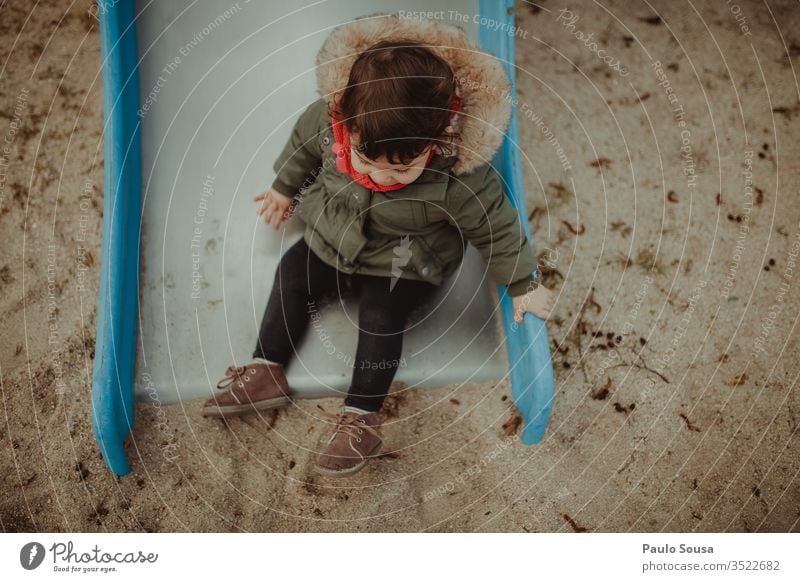 Kind hat Spaß auf der Rutsche Spielplatz Park Sliden Spaß haben Freude Kindheit spielen Glück wenig niedlich Fröhlichkeit Lifestyle Porträt Kaukasier Menschen