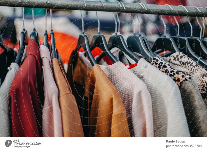 Bunte Kleider, die zum Verkauf hängen zu verkaufen Sale Markt Marktplatz Bekleidung Wäscheleine Kleidung Lager mehrfarbig Design horizontal Verschiedenheit
