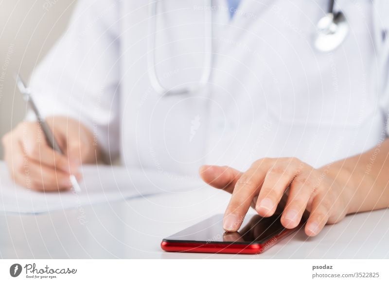 Medizinische Untersuchung und Arzt, der die Netzwerkverbindung für medizinische Berichte auf dem Tablet-Bildschirm analysiert. Analyse Hintergrund Haushaltsplan