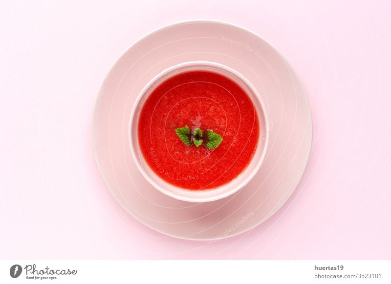 Frischer Wassermelonen-Minzsaft auf rosa Hintergrund von oben Frucht Suppe Saft Sommer frisch trinken Diät Erfrischung Lebensmittel Gesundheit süß kalt grün