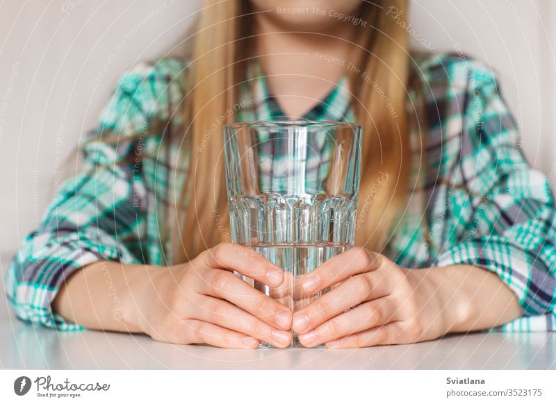 Hände eines Mädchens aus nächster Nähe, das ein Glas mit reinem Wasser hält weiß Hand Frau Beteiligung trinken Sauberkeit Gesundheit vereinzelt Erwachsener