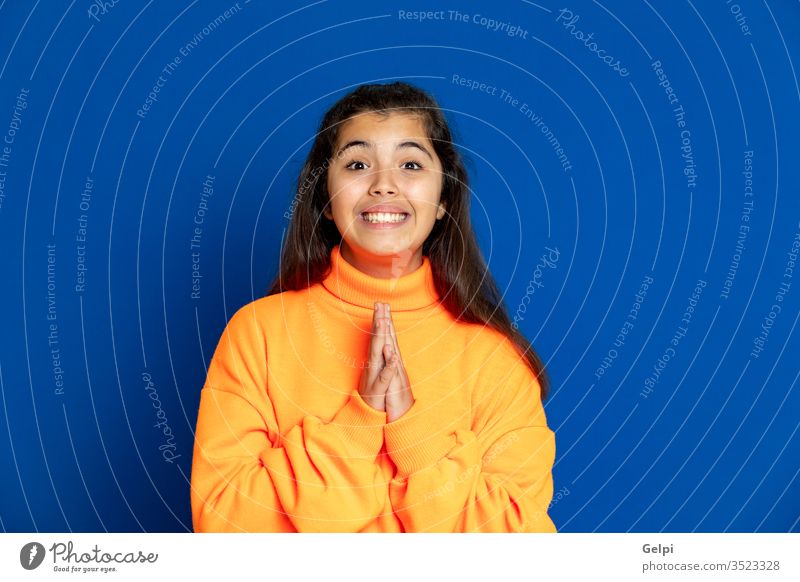 Mädchen im Vorschulalter mit gelbem Trikot Kind blau Hand Glück Wunsch Begierde wollen beten Religion Meditation glauben Frau Menschen Person hübsch attraktiv