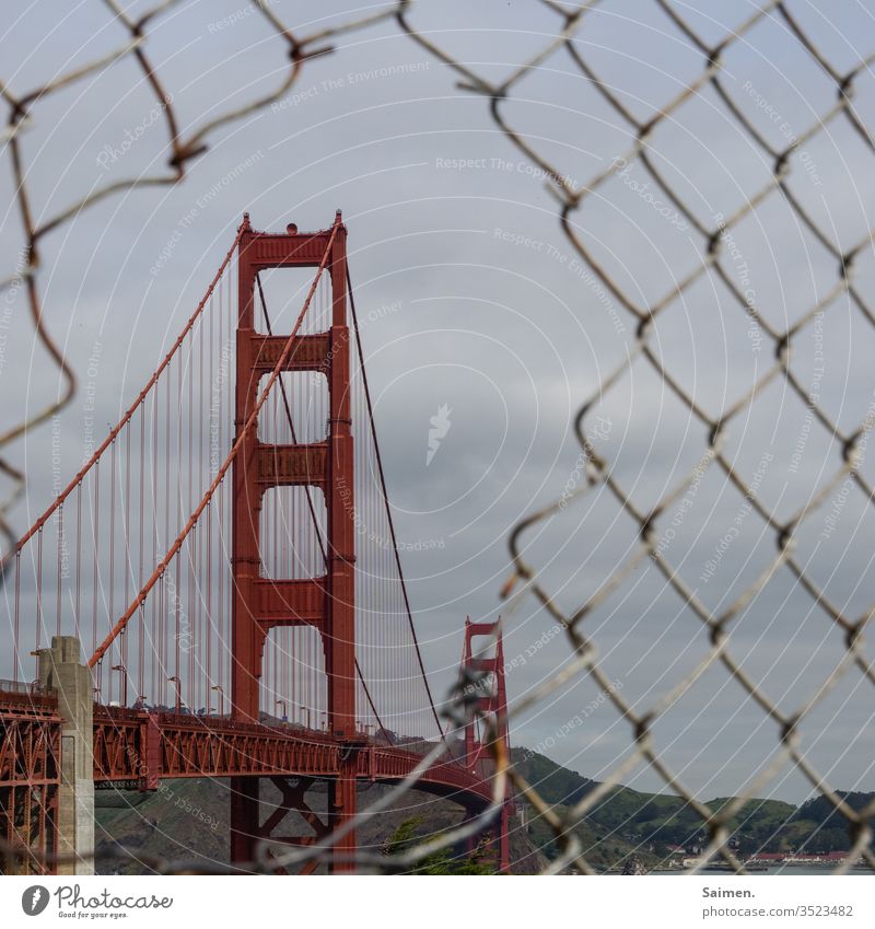 Golden Gate Bridge Linien und Formen Brückenpfeiler Küste rot Tourismus Verkehrswege Straße straßenverkehr Farbfoto Meer Architektur Amerika USA Kalifornien
