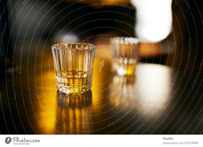 Schnapsgläser auf Bar / Gläser mit Alkohol / Schnaps / Hochprozentiges / Tequila / Mescal Mezcal shot kurzer bar trinken alkohol Alkoholismus alkoholisiert