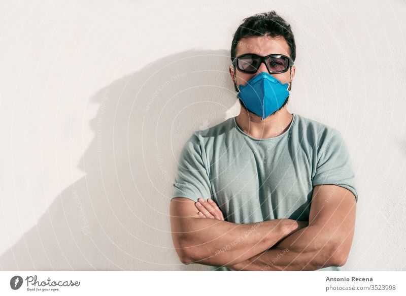 Mann mit Gesichtsmaske und Sonnenbrille schaut in die Kamera Mundschutz Corona-Virus Allergie cool Brille Bund 19 Ansteckung Krankheit Einsperrung Pandemie