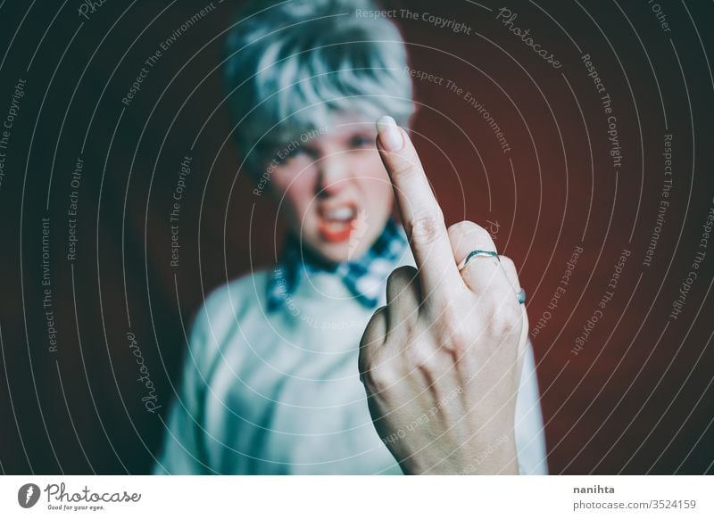 Porträt einer wirklich wütenden androgynen Frau Wut unverschämt Zeichen expressiv emotional Emotion Stimmung Porträtmalerei Kurze Haare rote Haare Finger laut