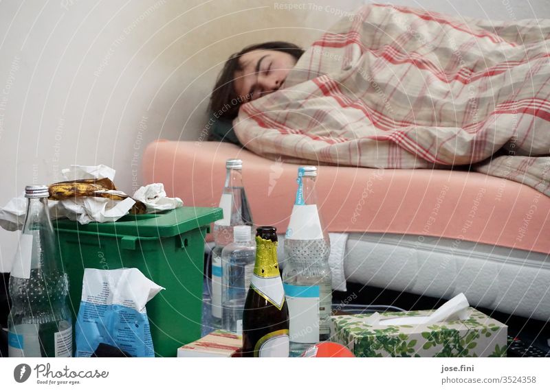 Semesterferien schlafen Wohnung Junger Mann Bett Schlafzimmer Unordnung Müll liegen dösen Faulheit träumen entfliehen Erholung Student Gerümpel Häusliches Leben