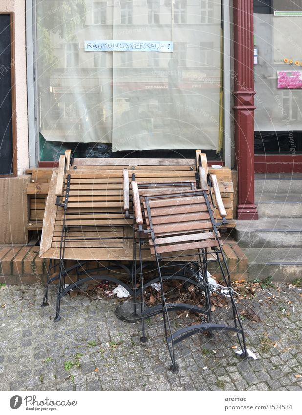 Schaufenster mit Schild Räumungsverkauf und Tische und Stühle Ausverkauf Stuhl geschlossen Menschenleer Außenaufnahme pleite Gebäude Fenster Ladengeschäft