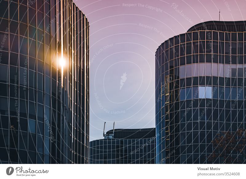 Das Nachmittagslicht spiegelt sich auf der gebogenen Glasfassade eines Bürogebäudes architektonisch Architektur Klotz Gebäudeplanung Gebäudefassade erbaut
