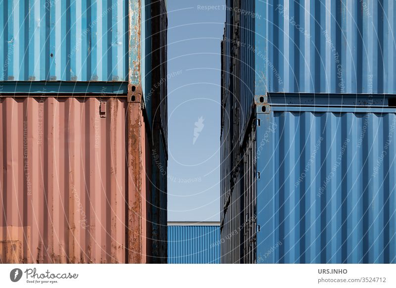 Detailansicht von vier übereinander gestapelte Lagercontainer mit Lücke dazwischen Stapel Linien blau rot Container Schiffscontainer Nahaufnahme stapeln