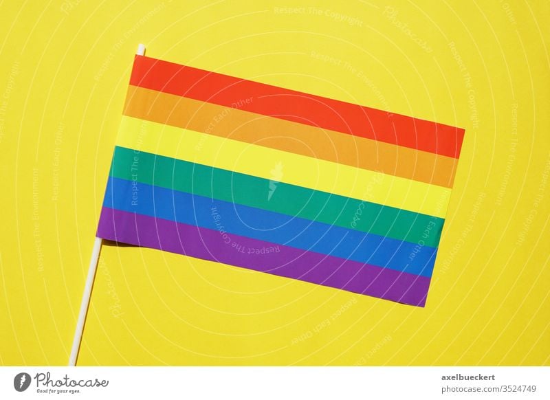 regenbogenfahne gay oder lgbt pride symbol auf gelbem hintergrund Regenbogenflagge Regenbogenfahne Homosexualität schwul lesbisch lgbtq Stolz Fahne Vielfalt
