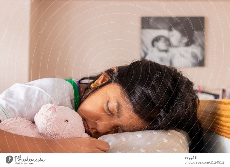 Kleines Mädchen schläft auf ihrem Bett in ihrem Zimmer bezaubernd schlafend Bär Streu Schlafzimmer Schlafenszeit braune Haare Windstille Pflege Komfort bequem