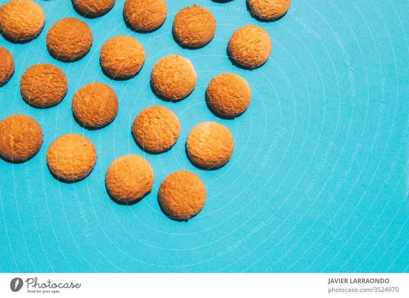 Leckere hausgemachte Butterkekse auf blauem Hintergrund.Konzepte für hausgemachte Süßigkeiten Bonbon selbstgemacht gold Makro Süße Lebensmittel gebacken Gebäck