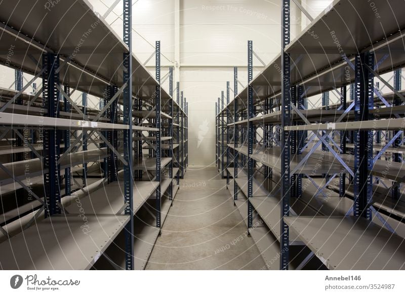 riesiges Lager mit leeren Regalen im Inneren für die Lagerung modernes Design, Metallregale für die Verteilung Lagerhalle Speicher Ablage Industrie Business neu
