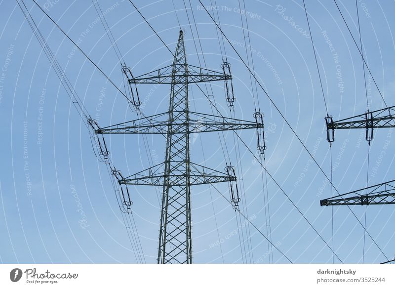 Mast einer Hochspannung Leitung zum Transport von Elektrizität Kabel Wolken Farbfoto Hochspannungsleitung Technik & Technologie traglast tragen Kragarm