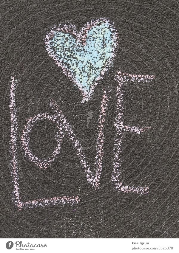 Das Wort LOVE mit einem Herz darüber mit Straßenkreide auf den Asphalt gemalt Liebe malen schreiben Kreide Kreativität mehrfarbig Kindheit Spielen Außenaufnahme
