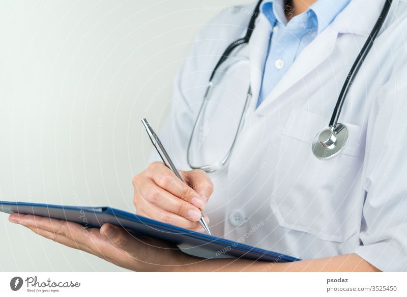 Ärztin, die im Krankenhaus medizinische Informationen in ein Notizbuch schreibt Erwachsener gealtert blanko Buch Pflege Klinik klinisch Zwischenablage Berater