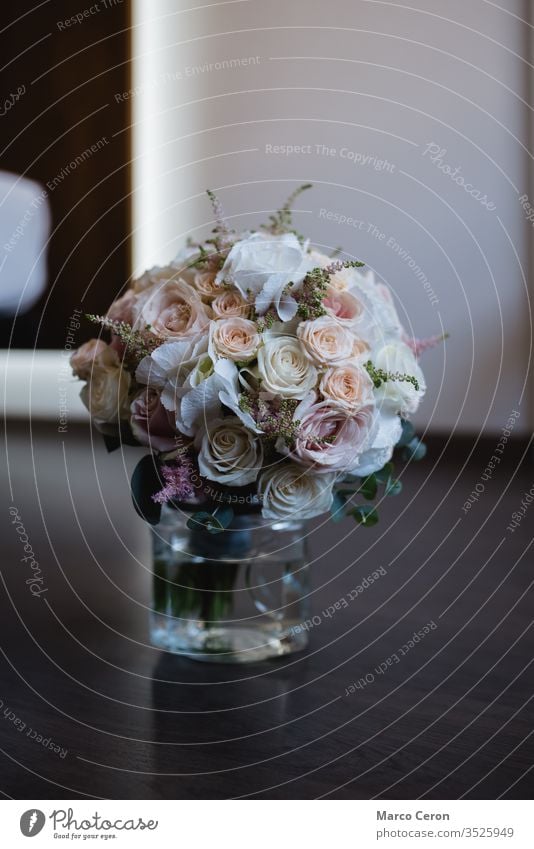 Nahaufnahme eines schönen Brautrosenstraußes in einer Vase mit Wasser auf dem Boden Brautstrauß Blumenstrauß wunderbar Rosen Stock Hochzeitsstrauß