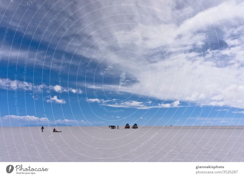 Salar de Uyuni, Bolivien, Südamerika, Touristengruppe mit Lastwagen Außenaufnahme Himmel Farbfoto Landschaft wüst Ferien & Urlaub & Reisen Ferne Abenteuer See