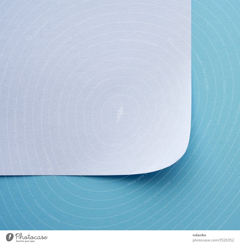 gewickeltes Blatt weißes Papier auf blauem Hintergrund Eckstoß Page blanko Locken Saum Schriftstück Schot Hinweis Textur Rahmen Raum leer gefaltet drehen.