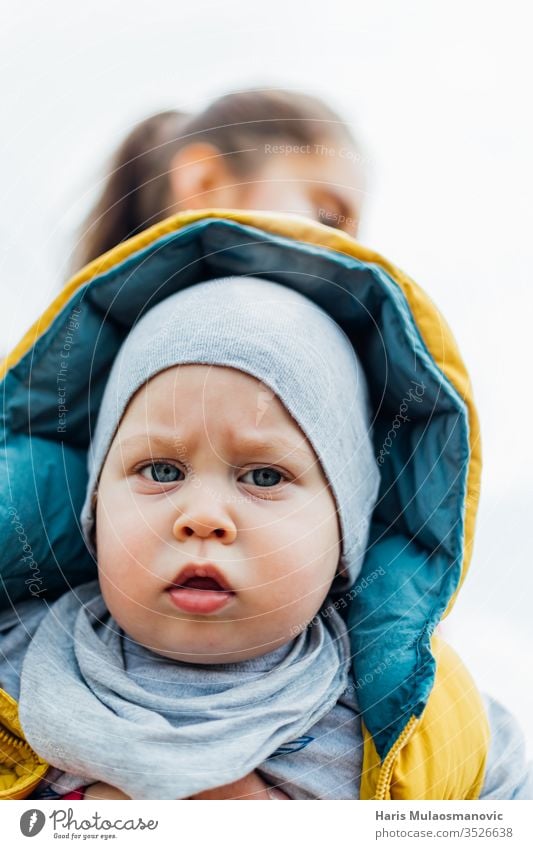 Süßer 1-jähriger stilvoller Junge mit blauen Augen aus nächster Nähe im Gesicht 1 Jahr alt bezaubernd Baby Hintergrund schön blaue Augen heiter Kind Kindheit