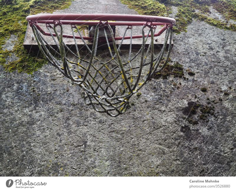 Verwitterter Basketballkorb Sport alt verwittert Ball Ballsport netz Mauer freizeit Bewegung spielen Moos gelb verrotten Struktur strukturen Farbfoto