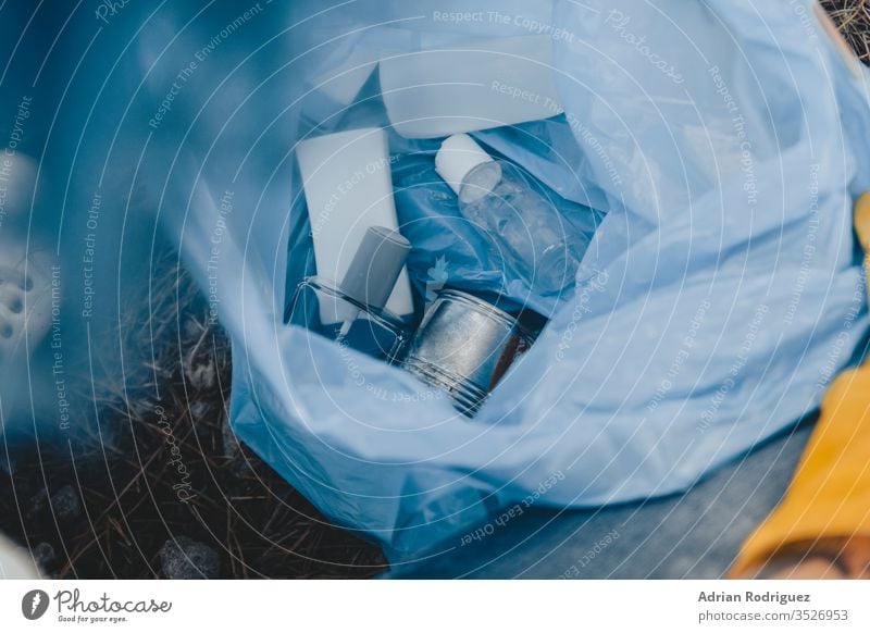 Hochwinkelaufnahme eines Plastikmüllsacks mit wiederverwertbaren Flaschen - Konzept zur Umweltverschmutzung Verschmutzung Müll Tasche Abfall Kunststoff Ökologie